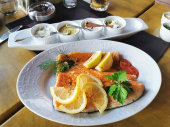 Gerichte und Weine vom Cafe & Weinausschank Schlag im Weindorf Roßbach