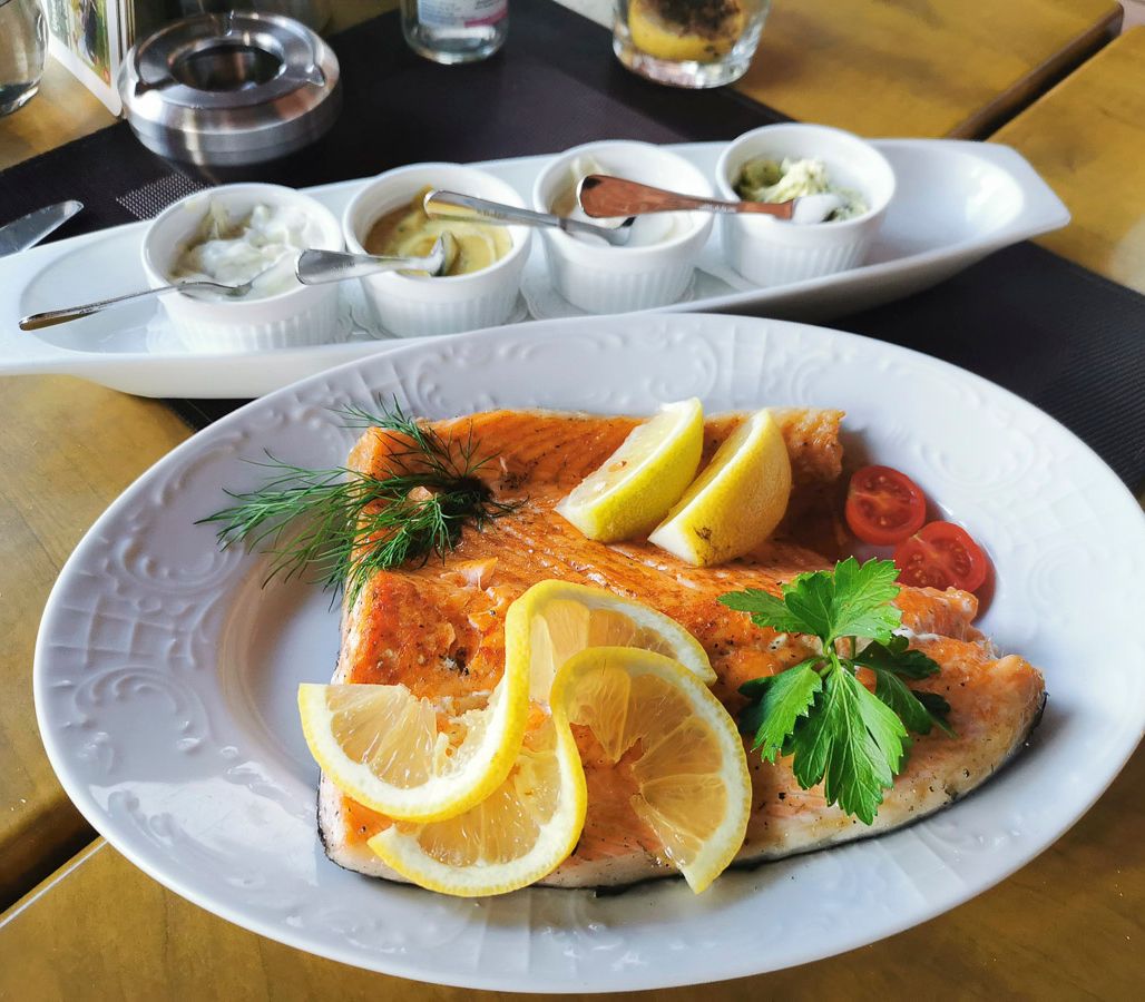 Gerichte und Weine vom Cafe & Weinausschank Schlag im Weindorf Roßbach