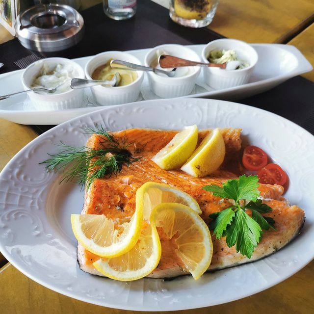 Gerichte und Weine vom Cafe & Weinausschank Schlag im Weindorf Roßbach