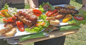 Gerichte und Weine vom Cafe & Weinausschank Schlag im Weindorf Roßbach