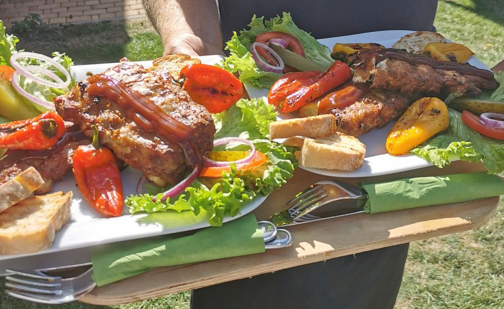 Gerichte und Weine vom Cafe & Weinausschank Schlag im Weindorf Roßbach