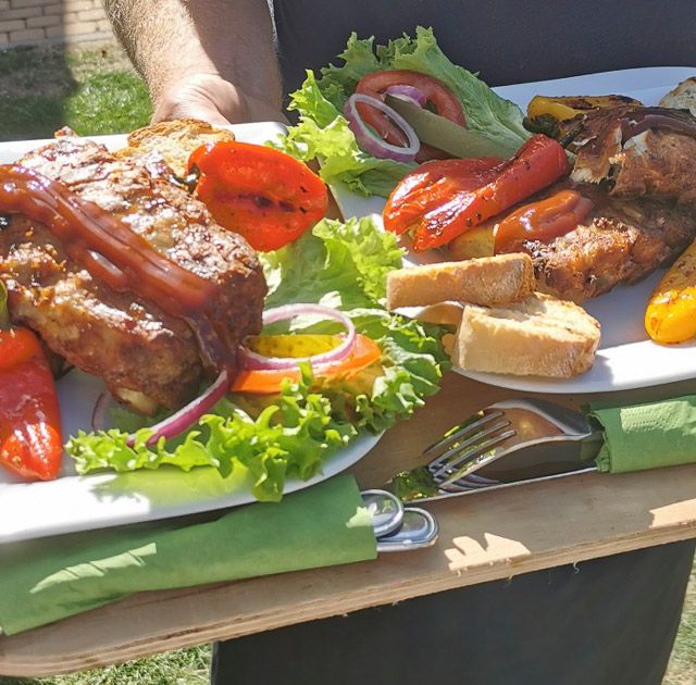 Gerichte und Weine vom Cafe & Weinausschank Schlag im Weindorf Roßbach